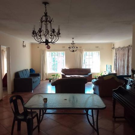 Sugar Shack Backpackers Botswana Bed & Breakfast Gaborone Exterior foto